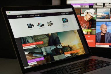 Milan, İtalya - 10 Ağustos 2017: Sony Web sitesi ana. Bir J olduğunu