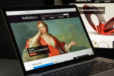 Milan, İtalya - 10 Ağustos 2017: Sotheby's Web sitesi. İngiliz bir çokuluslu kuruluştur. Biri dünyanın en büyük Broker iyi ve dekoratif sanat. Sotheby logosu.