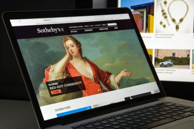 Milan, İtalya - 10 Ağustos 2017: Sotheby's Web sitesi. İngiliz bir çokuluslu kuruluştur. Biri dünyanın en büyük Broker iyi ve dekoratif sanat. Sotheby logosu.