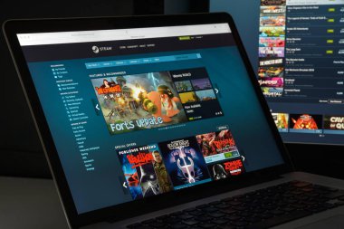 Milan, İtalya - 10 Ağustos 2017: Buhar mağaza Web sitesi. Valve Corporation tarafından dijital bir platformdur. Dijital haklar yönetimi, multiplayer oyun, gerçek zamanlý video aktarýmý ve sosyal ağ sunmaktadır. Buhar logo