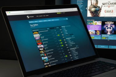 Milan, İtalya - 10 Ağustos 2017: Buhar mağaza Web sitesi. Valve Corporation tarafından dijital bir platformdur. Dijital haklar yönetimi, multiplayer oyun, gerçek zamanlý video aktarýmý ve sosyal ağ sunmaktadır. Buhar logo