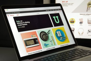 Milan, İtalya - 10 Ağustos 2017: Target.com Web sitesi ana. Target.com logosu görünür.