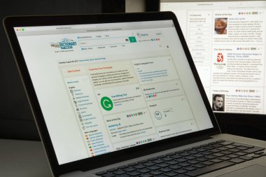 Milan, İtalya - 10 Ağustos 2017: Ücretsiz Sözlük Web sitesi ana. Ücretsiz Sözlük logosu görünür.