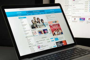 Milan, İtalya - 10 Ağustos 2017: Ticketmaster Web sitesi ana. Amerikalı olduğunu bilet satış (birincil bilet çıkış) ve dağıtım şirketi. Bilet ana logosu görünür.