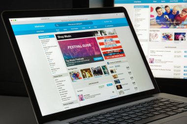 Milan, İtalya - 10 Ağustos 2017: Ticketmaster Web sitesi ana. Amerikalı olduğunu bilet satış (birincil bilet çıkış) ve dağıtım şirketi. Bilet ana logosu görünür.