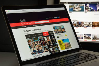 Milan, İtalya - 10 Ağustos 2017: Timeout.com Web sitesi ana. Zaman aşımı logosu görünür.