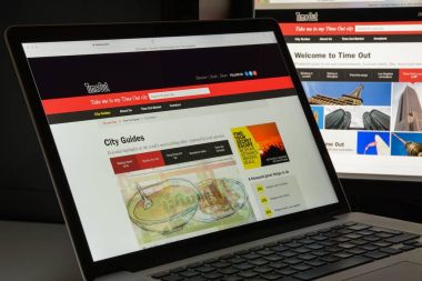 Milan, İtalya - 10 Ağustos 2017: Timeout.com Web sitesi ana. Zaman aşımı logosu görünür.