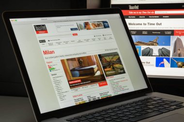 Milan, İtalya - 10 Ağustos 2017: Timeout.com Web sitesi ana. Zaman aşımı logosu görünür.
