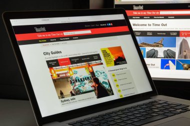 Milan, İtalya - 10 Ağustos 2017: Timeout.com Web sitesi ana. Zaman aşımı logosu görünür.
