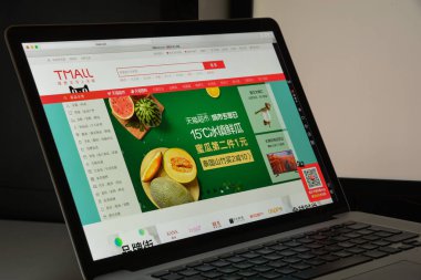 Milan, İtalya - 10 Ağustos 2017: Tmall Web sitesi. Bu şirket müşteri (B2c) online perakende Taobao bükülmüş, Alibaba grubu işletilen eskiden Taobao Mall, Çinli bir Web sitesidir. Tmall logo.