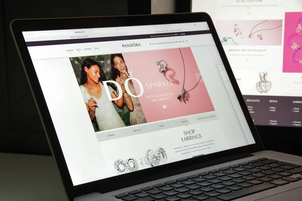 Milan, İtalya - 10 Ağustos 2017: Pandora Web sitesi ana. Bu 