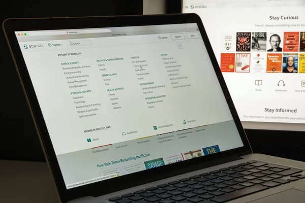 Milán, Italia - 10 de agosto de 2017: Página web de Scribd. Es un... — Foto de Stock