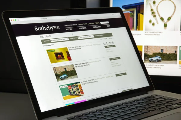 Mediolan, Włochy - 10 sierpnia 2017: Sotheby's stronie internetowej. To Brytyjska Korporacja. Jeden z największych brokerów na świecie sztuki grzywny i dekoracyjne. Sotheby logo. — Zdjęcie stockowe