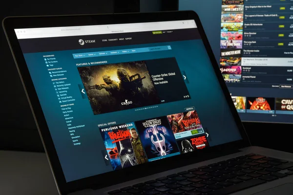 Milan, İtalya - 10 Ağustos 2017: Buhar mağaza Web sitesi. Valve Corporation tarafından dijital bir platformdur. Dijital haklar yönetimi, multiplayer oyun, gerçek zamanlý video aktarýmý ve sosyal ağ sunmaktadır. Buhar logo