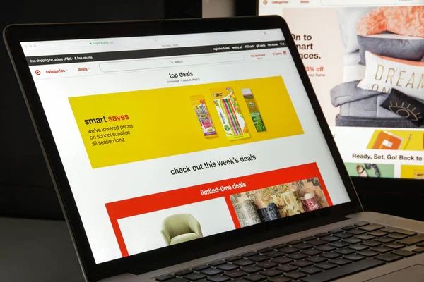 Milan, İtalya - 10 Ağustos 2017: Target.com Web sitesi ana. Target.com logosu görünür.