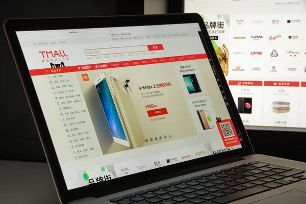 Mediolan, Włochy - 10 sierpnia 2017: Strona internetowa usługi Tmall. To dawniej Taobao Mall, to Chińska witryna dla online handel detaliczny biznesowe do konsumentów (B2c), wyodrębniona z Taobao, eksploatowane Alibaba Group. Usługi Tmall logo. — Zdjęcie stockowe