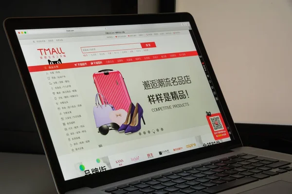 Milan, Olaszország - 2017. augusztus 10.: A Tmall honlapon. Ez korábban a Taobao Mall, egy kínai honlapon üzleti fogyasztók (közötti B2c) online kiskereskedelem, kicsúszott a Taobao, működő csoport Alibaba. Tmall logó. — Stock Fotó