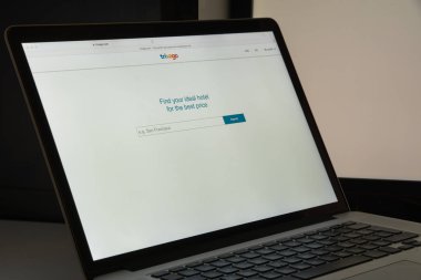 Milan, İtalya - 10 Ağustos 2017: Trivago Web sitesi ana. Internet ile ilgili hizmetler ve otel ürünleri konusunda uzmanlaşmış bir Alman çok uluslu teknoloji şirketidir. Trivago logosu görünür.