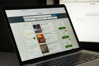 Milan, İtalya - 10 Ağustos 2017: Trivago Web sitesi ana. Internet ile ilgili hizmetler ve otel ürünleri konusunda uzmanlaşmış bir Alman çok uluslu teknoloji şirketidir. Trivago logosu görünür.