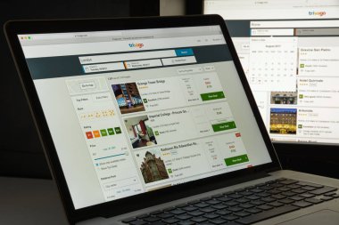 Milan, İtalya - 10 Ağustos 2017: Trivago Web sitesi ana. Internet ile ilgili hizmetler ve otel ürünleri konusunda uzmanlaşmış bir Alman çok uluslu teknoloji şirketidir. Trivago logosu görünür.