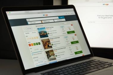 Milan, İtalya - 10 Ağustos 2017: Trivago Web sitesi ana. Internet ile ilgili hizmetler ve otel ürünleri konusunda uzmanlaşmış bir Alman çok uluslu teknoloji şirketidir. Trivago logosu görünür.