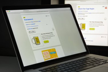 Milan, İtalya - 10 Ağustos 2017: Kentsel sözlük Web sitesi ana. 1999 yılında Dictionary.com bir parodisi kurulmuş bir crowdsourced online sözlük argo sözcük ve deyimlerin olduğunu. Kentsel sözlük logosu görünür.