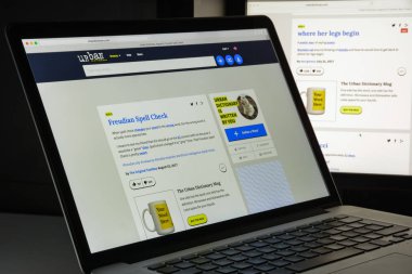 Milan, İtalya - 10 Ağustos 2017: Kentsel sözlük Web sitesi ana. 1999 yılında Dictionary.com bir parodisi kurulmuş bir crowdsourced online sözlük argo sözcük ve deyimlerin olduğunu. Kentsel sözlük logosu görünür.