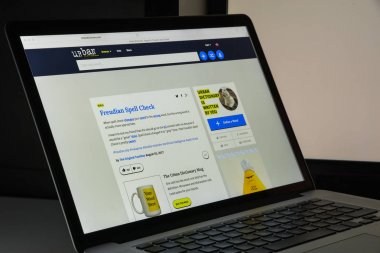 Milan, İtalya - 10 Ağustos 2017: Kentsel sözlük Web sitesi ana. 1999 yılında Dictionary.com bir parodisi kurulmuş bir crowdsourced online sözlük argo sözcük ve deyimlerin olduğunu. Kentsel sözlük logosu görünür.