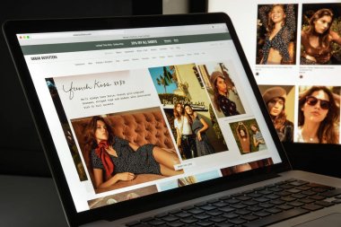 Milan, İtalya - 10 Ağustos 2017: Urban outfitters Web sitesi ana. Amerikan çokuluslu giyim bir kuruluştur. Urban outfitters logosu görünür.