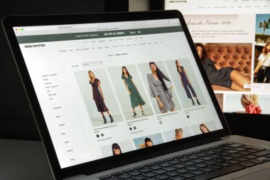 Milan, İtalya - 10 Ağustos 2017: Urban outfitters Web sitesi ana. Amerikan çokuluslu giyim bir kuruluştur. Urban outfitters logosu görünür.