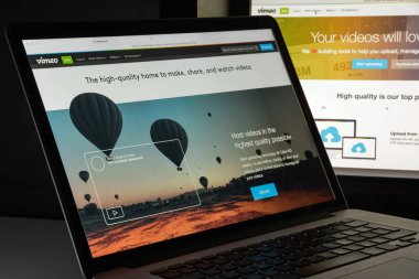Milan, İtalya - 10 Ağustos 2017: Vimeo Web sitesi ana. İçinde kullanıcıların upload, pay ve videoları görüntülemek, bir video paylaşım web sitesidir. Vimeo logosu görünür.