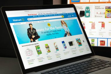 Milan, İtalya - 10 Ağustos 2017: Walmart Web sitesi ana. Hipermarketler zinciri olarak faaliyet bir Amerikan çokuluslu perakende şirketidir. Walmart logosu görünür.