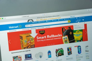 Milan, İtalya - 10 Ağustos 2017: Walmart Web sitesi ana. Hipermarketler zinciri olarak faaliyet bir Amerikan çokuluslu perakende şirketidir. Walmart logosu görünür.