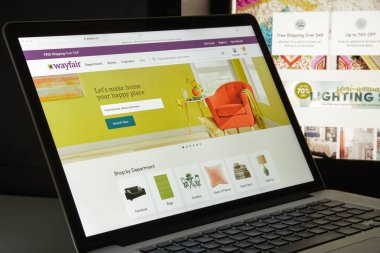 Milan, İtalya - 10 Ağustos 2017: Wayfair.com Web sitesi ana. Ev eşyaları satan bir Amerikan e-ticaret kuruluşudur. Wayfair logosu görünür.