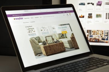 Milan, İtalya - 10 Ağustos 2017: Wayfair.com Web sitesi ana. Ev eşyaları satan bir Amerikan e-ticaret kuruluşudur. Wayfair logosu görünür.