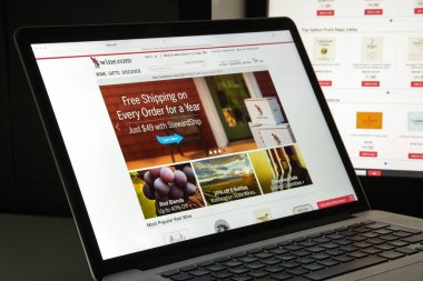 Milan, İtalya - 10 Ağustos 2017: Wine.com Web sitesi ana. Bir San Francisco bir şarap seçkisi sunmaktadır çevrimiçi şarap perakendeci dayanır. Wine.com logosu görünür.