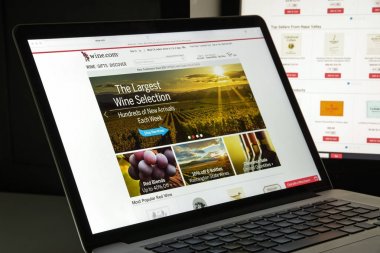 Milan, İtalya - 10 Ağustos 2017: Wine.com Web sitesi ana. Bir San Francisco bir şarap seçkisi sunmaktadır çevrimiçi şarap perakendeci dayanır. Wine.com logosu görünür.