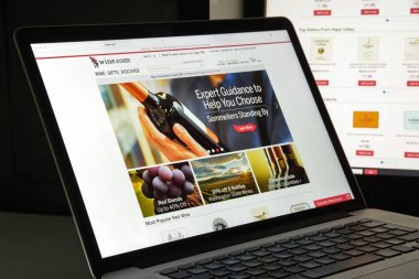 Milan, İtalya - 10 Ağustos 2017: Wine.com Web sitesi ana. Bir San Francisco bir şarap seçkisi sunmaktadır çevrimiçi şarap perakendeci dayanır. Wine.com logosu görünür.