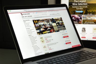 Milan, İtalya - 10 Ağustos 2017: Wine.com Web sitesi ana. Bir San Francisco bir şarap seçkisi sunmaktadır çevrimiçi şarap perakendeci dayanır. Wine.com logosu görünür.