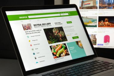 Milan, İtalya - 10 Ağustos 2017: Groupon Web sitesi ana. Bunu faaliyetleri Groupon logosu görünür sunarak yerel tüccarlar ile abone bağlanma bir Amerikan dünya çapında e-ticaret pazarı olduğunu.