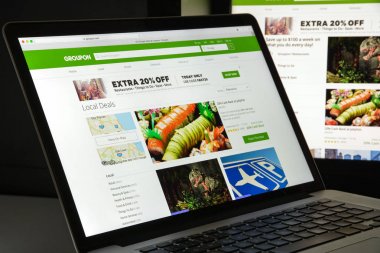 Milan, İtalya - 10 Ağustos 2017: Groupon Web sitesi ana. Bunu faaliyetleri Groupon logosu görünür sunarak yerel tüccarlar ile abone bağlanma bir Amerikan dünya çapında e-ticaret pazarı olduğunu.