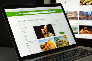 Milan, İtalya - 10 Ağustos 2017: Groupon Web sitesi ana. Bunu faaliyetleri Groupon logosu görünür sunarak yerel tüccarlar ile abone bağlanma bir Amerikan dünya çapında e-ticaret pazarı olduğunu.