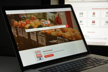 Milan, İtalya - 10 Ağustos 2017: Yelp Web sitesi ana. Bu bir Amerikan çokuluslu kuruluştur. Bu geliştirir, ev sahipliği yapan ve Yelp.com pazarlar. Yelp logosu görünür.