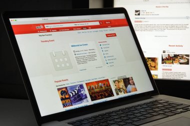 Milan, İtalya - 10 Ağustos 2017: Yelp Web sitesi ana. Bu bir Amerikan çokuluslu kuruluştur. Bu geliştirir, ev sahipliği yapan ve Yelp.com pazarlar. Yelp logosu görünür.