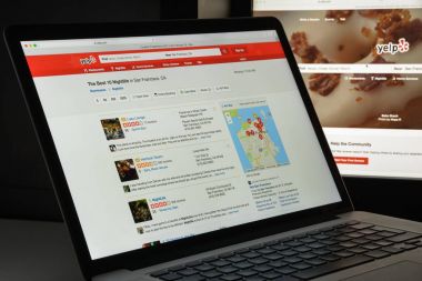 Milan, İtalya - 10 Ağustos 2017: Yelp Web sitesi ana. Bu bir Amerikan çokuluslu kuruluştur. Bu geliştirir, ev sahipliği yapan ve Yelp.com pazarlar. Yelp logosu görünür.