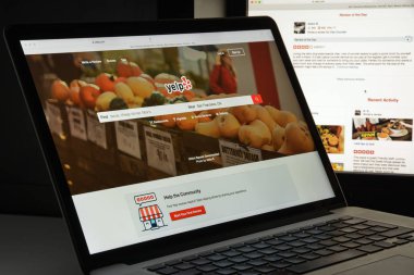 Milan, İtalya - 10 Ağustos 2017: Yelp Web sitesi ana. Bu bir Amerikan çokuluslu kuruluştur. Bu geliştirir, ev sahipliği yapan ve Yelp.com pazarlar. Yelp logosu görünür.