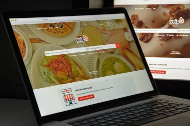 Milan, İtalya - 10 Ağustos 2017: Yelp Web sitesi ana. Bu bir Amerikan çokuluslu kuruluştur. Bu geliştirir, ev sahipliği yapan ve Yelp.com pazarlar. Yelp logosu görünür.