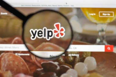 Milan, İtalya - 10 Ağustos 2017: Yelp Web sitesi ana. Bu bir Amerikan çokuluslu kuruluştur. Bu geliştirir, ev sahipliği yapan ve Yelp.com pazarlar. Yelp logosu görünür.