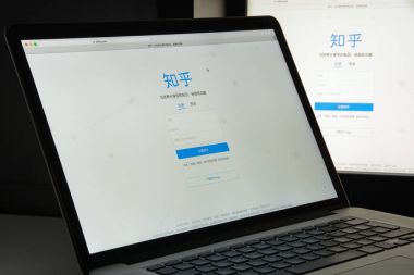 Milan, İtalya - 10 Ağustos 2017: Zhihu Web sitesi ana. Nerede sorular oluşturulur, cevap, düzenlenmiş ve onun kullanıcı topluluğu tarafından düzenlenen Çinli bir soru ve cevap Web sitesidir. Zhihu logosu görünür.