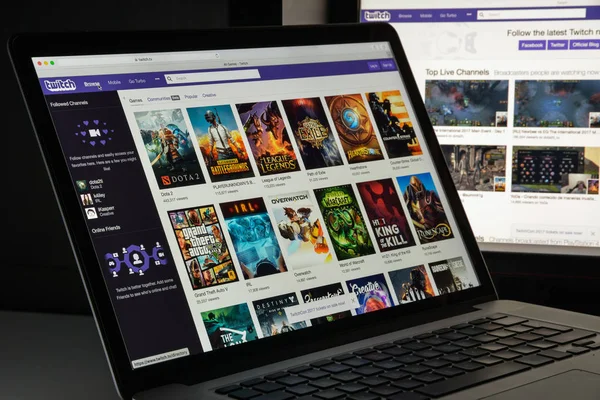 Milan, Italie - 10 août 2017 : Page d'accueil du site Twitch. Il s'agit d'une plateforme de streaming vidéo en direct détenue par Twitch Interactive, une filiale d'Amazon.com. Logo Twitch visible . — Photo